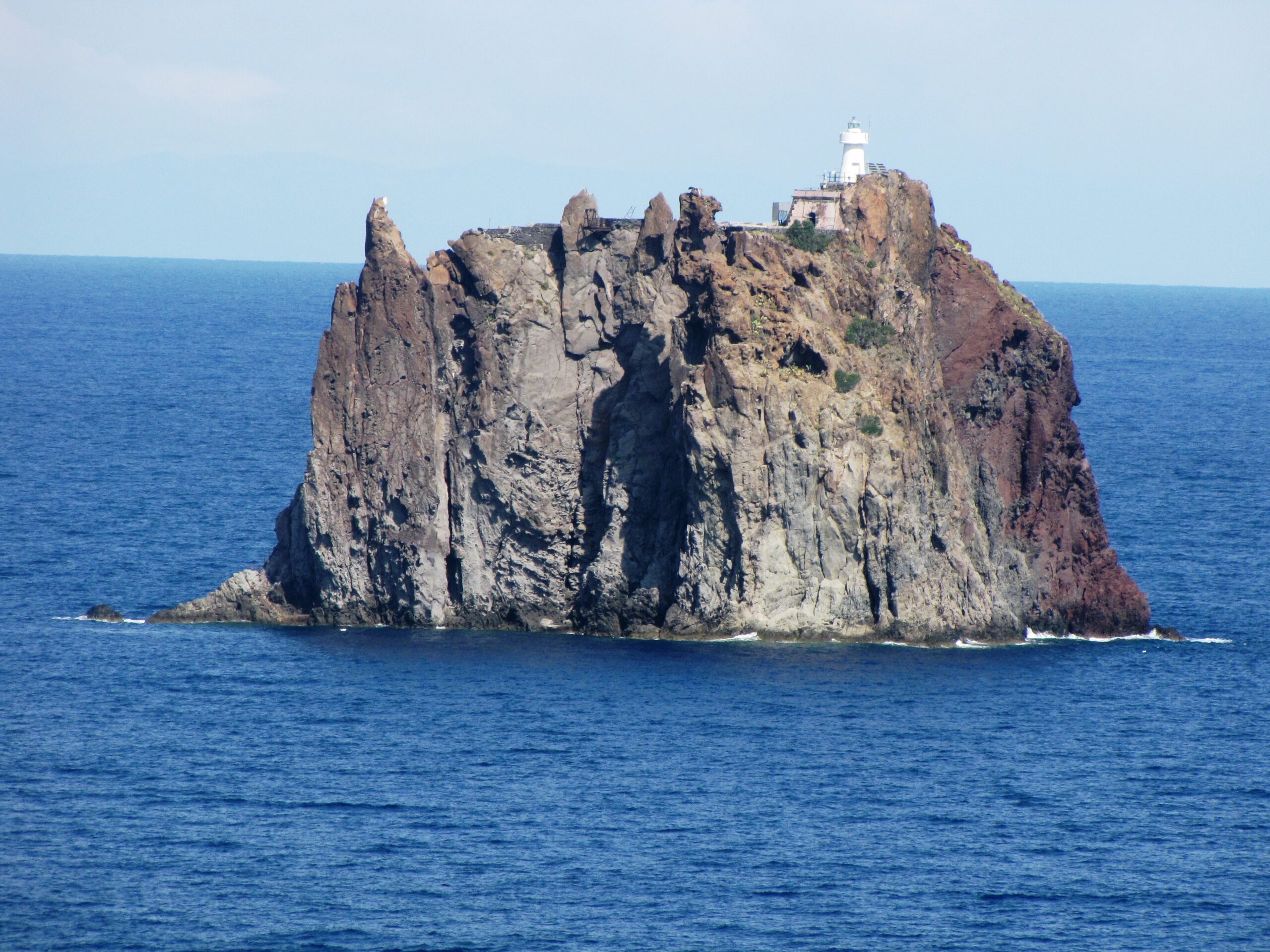 Strombolicchio visto dal mare vicino a Stromboli