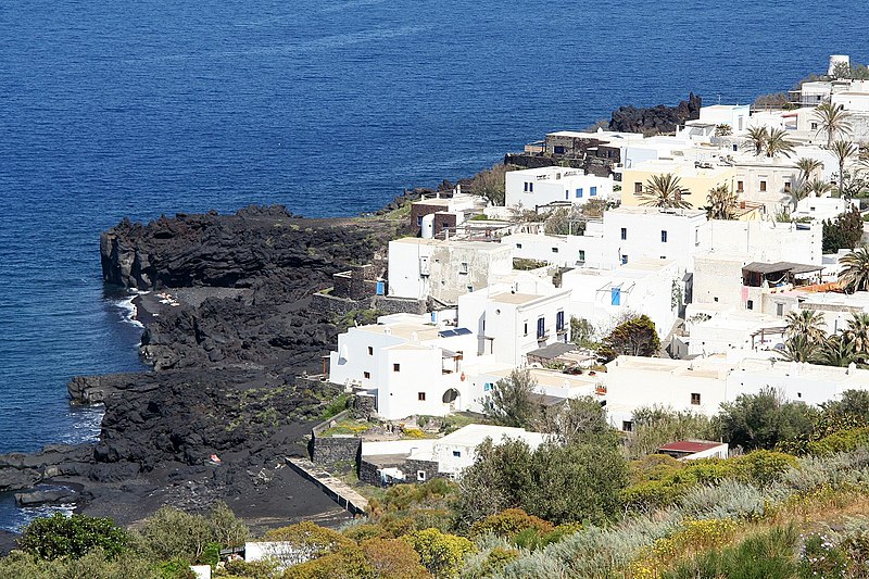 Stromboli e la costa delle Isole Eolie viste dal mare