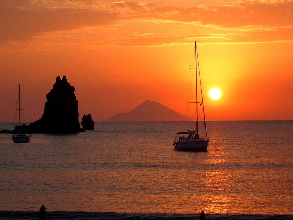 Tramonto sul mare a Stromboli nelle Isole Eolie