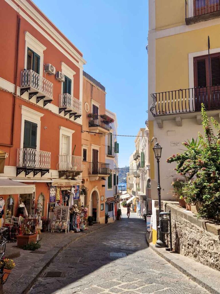 Centro storico e Castello di Lipari sopra Marina Corta