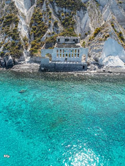 Cave di Pomice sulla costa nord-orientale di Lipari viste dal mare