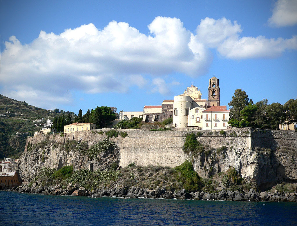 Lipari, Marina Corta e il Castello visti dal mare nelle Isole Eolie